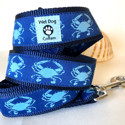 Dog leash with blue crab design made for beach use with seize proof stainless clip, marine materials and durable construction