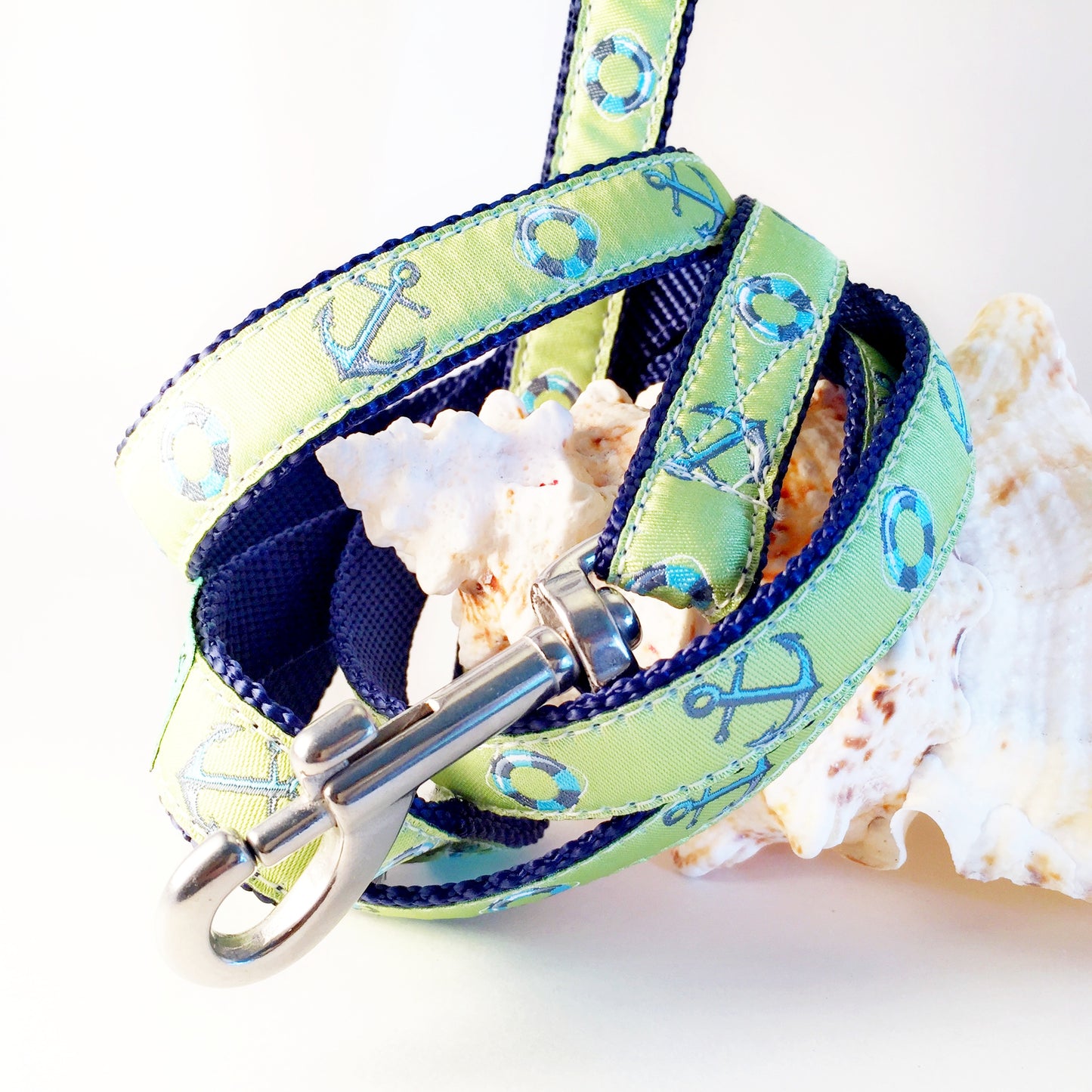 Dog leash with anchor pattern with seize proof leash for saltwater use