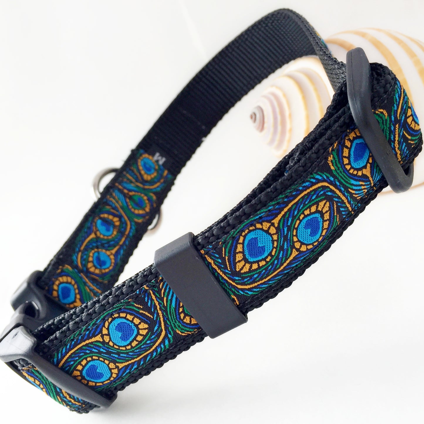 Dog collar with peacock feather pattern for the beach dog